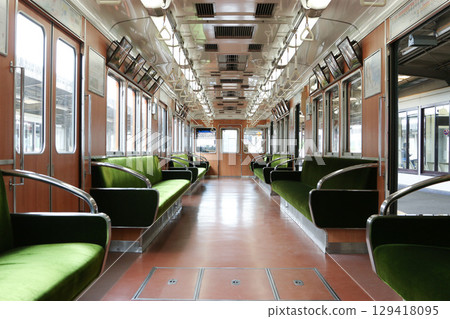 Nose Electric Railway 1500 系列復古塗裝列車的內部 129418095