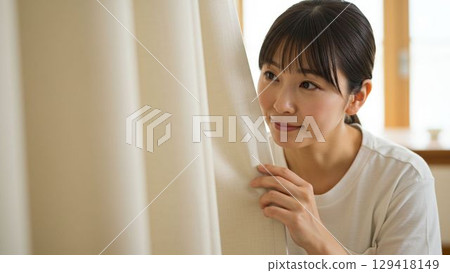 擔心窗簾氣味的日本女性 擔心窗簾氣味的日本女性 129418149