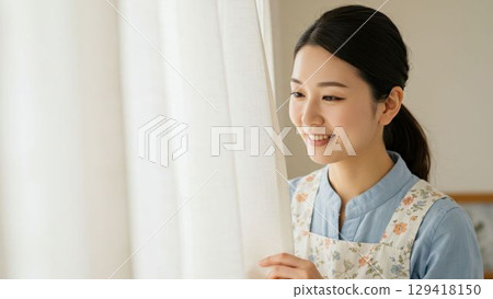 打開窗簾的主婦 打開窗簾的主婦 129418150