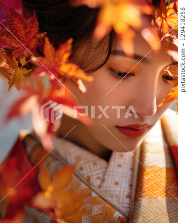 秋葉和穿著和服的女人 秋葉和穿著和服的女人 129418258