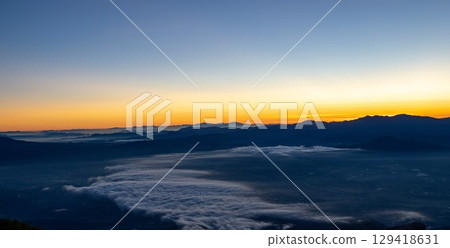 黎明時分從鳳王山看到的雲海 黎明時分從鳳王山看到的雲海 129418631