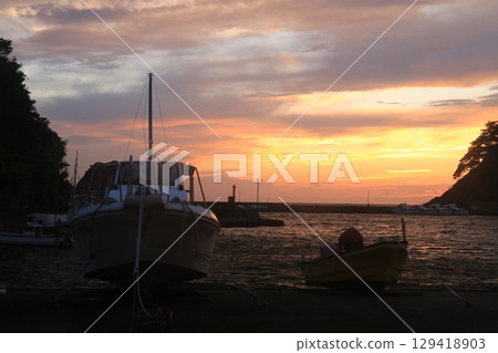 A beautiful sunset seen beyond Nishina Port A beautiful sunset seen beyond Nishina Port 129418903