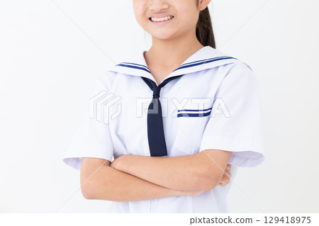 一位身穿夏季校服、雙手交叉微笑的中學生 129418975