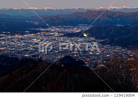 從忍野/富士山看到的南阿爾卑斯山的日出和富士吉田/河口湖市的夜景。 129419004
