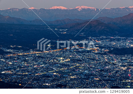 從忍野和富士山看日出的南阿爾卑斯山。 129419005