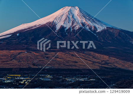Mt. Fuji at sunrise seen from Oshino and Mt. 129419009