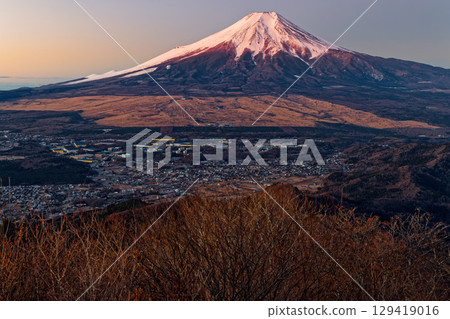 富士山和忍野的城市景觀從富士山看日出。 129419016