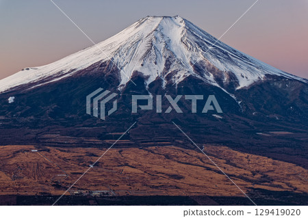 從富士山看到的富士山和黎明時分的忍野市街景 從富士山看到的富士山和黎明時分的忍野市街景 129419020