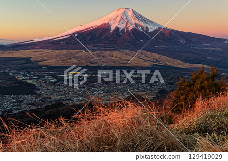 從富士山看到的早晨陽光下的富士山 從富士山看到的早晨陽光下的富士山 129419029