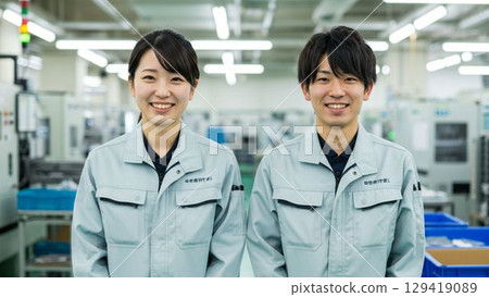 製造業的年輕男女在工廠工作 製造業的年輕男女在工廠工作 129419089