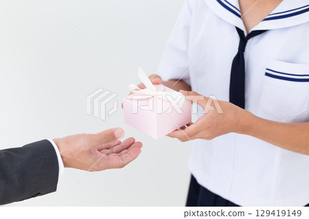 一位身穿夏季校服、手持禮物的國中女生 129419149