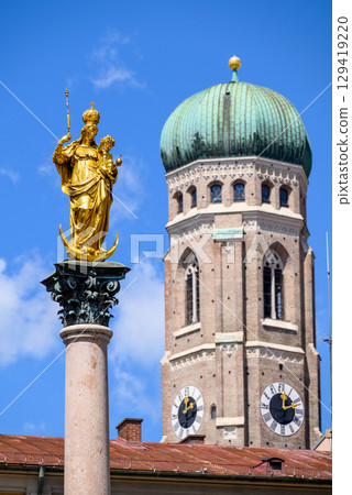Marian column on Marienplatz square and Frauenkirche Roman Catholic church in Munich, Bavaria, Germany Marian column on Marienplatz square and Frauenkirche Roman Catholic church in Munich, Bavaria, Germany 129419220