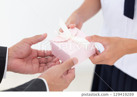 一位身穿夏季校服、手持禮物的國中女生 一位身穿夏季校服、手持禮物的國中女生 129419289