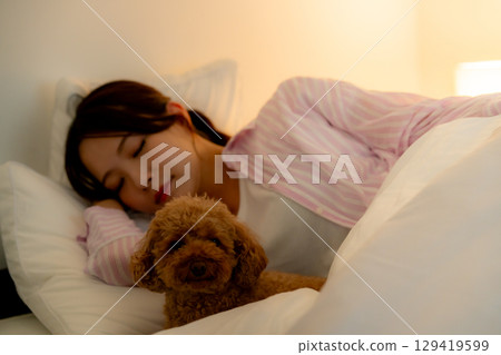 睡在床上的女人 129419599