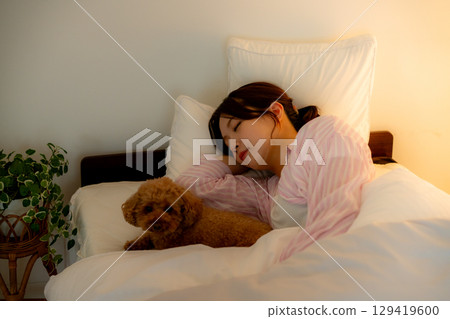 睡在床上的女人 129419600