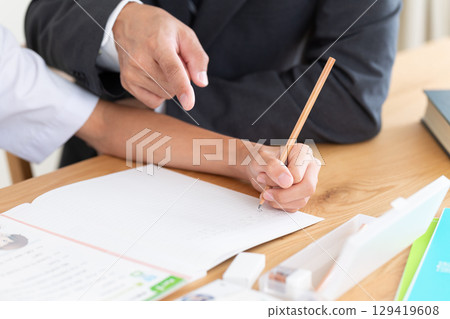 正在學習的國中女生和補習班老師 正在學習的國中女生和補習班老師 129419608