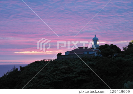 夏季島根縣松江市美保關燈塔的美麗日出 夏季島根縣松江市美保關燈塔的美麗日出 129419609