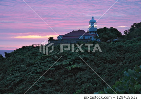 夏季島根縣松江市美保關燈塔的美麗日出 夏季島根縣松江市美保關燈塔的美麗日出 129419612