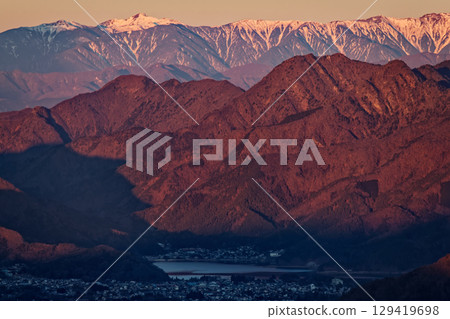 從忍野縣的掬子山眺望朝霞中的御坂山脈和南阿爾卑斯山 129419698