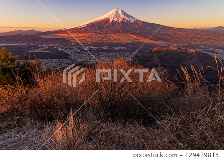 Mt. Fuji and the cityscape of Oshino at sunrise seen from Mt. 129419813