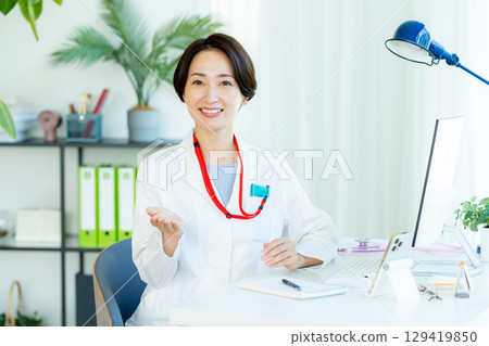 Doctor performing the treatment 129419850