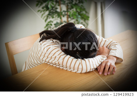 國中女生在家憂心忡忡 129419923