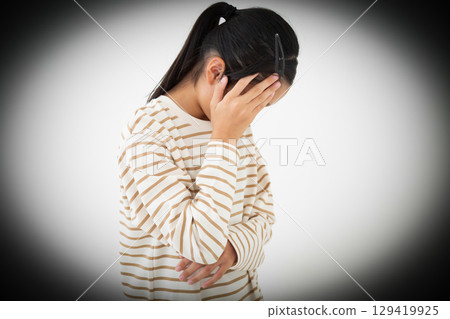 一名中學生痛苦地抱著頭 一名中學生痛苦地抱著頭 129419925