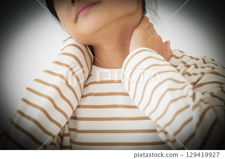 一名患有頸部疼痛的中學生 一名患有頸部疼痛的中學生 129419927