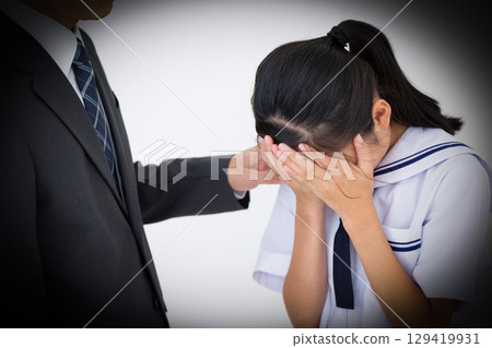 一位父親安慰他哭泣、沮喪的國中女兒 一位父親安慰他哭泣、沮喪的國中女兒 129419931