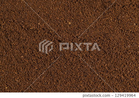 a large number of ground coffee beans for quick preparation of a drink, roasted ground coffee in large quantities 129419964