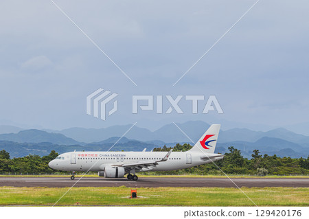 一架飛機在牧之原市（靜岡縣）富士山靜岡機場的跑道上行駛 129420176