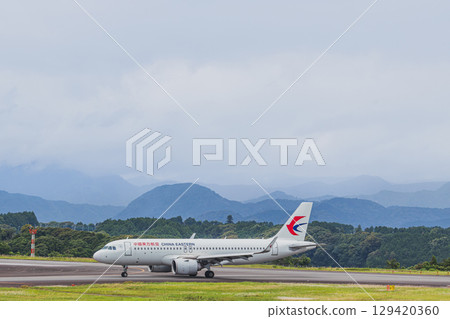 一架飛機在牧之原市(靜岡縣)富士山靜岡機場的跑道上行駛 一架飛機在牧之原市(靜岡縣)富士山靜岡機場的跑道上行駛 129420360