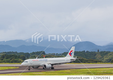一架飛機在牧之原市（靜岡縣）富士山靜岡機場的跑道上行駛 129420361