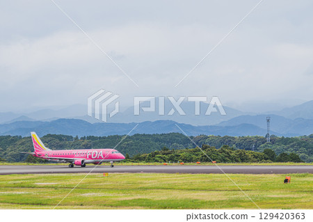 一架飛機在牧之原市（靜岡縣）富士山靜岡機場的跑道上行駛 129420363
