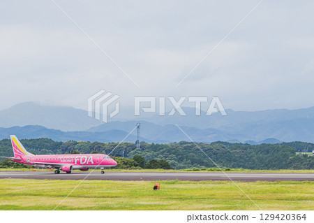 一架飛機在牧之原市（靜岡縣）富士山靜岡機場的跑道上行駛 129420364