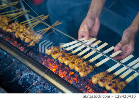 Satelilit,峇裡島餐廳用木炭烤製的傳統菜餚 Satelilit,峇裡島餐廳用木炭烤製的傳統菜餚 129420430