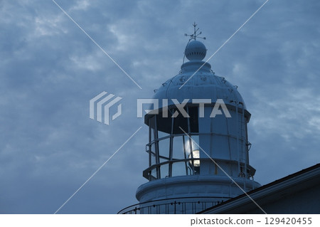 夏季島根縣松江市美保關燈塔的美麗日出 129420455