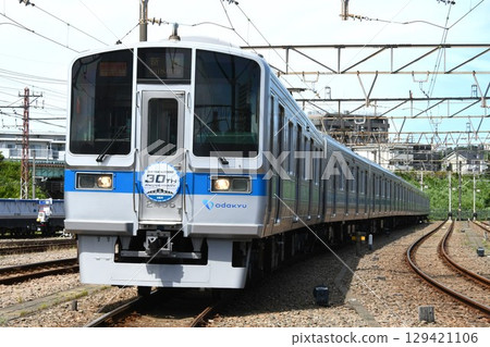 停泊在車站的小田急電鐵2000系列車（附2000系列30週年紀念頭標） 129421106