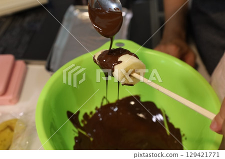 製作自己的巧克力香蕉 製作自己的巧克力香蕉 129421771