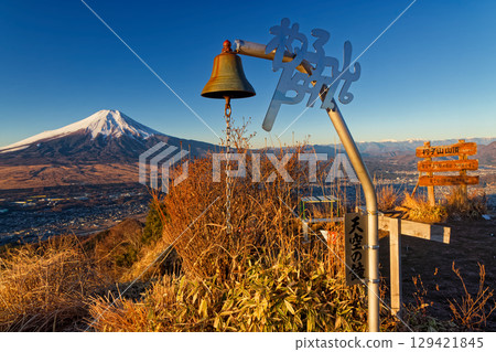 從富士山頂看到的早晨的富士山 129421845