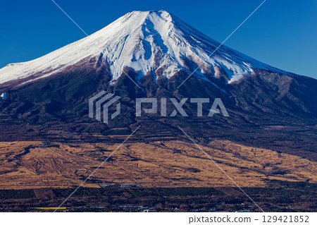 從首志山和迦羅美山之間的裸露岩石看到的富士山 129421852