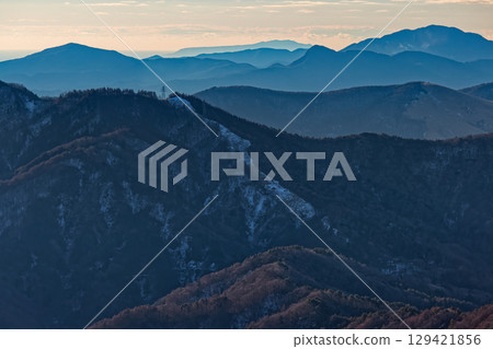 清晨從尺子山脊眺望石割山和箱根/伊豆大島 129421856