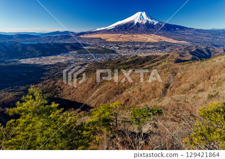 從首志山和迦羅美山之間的裸露岩石看到的富士山 129421864