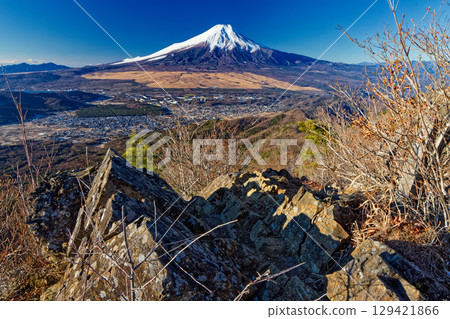 從首志山和迦羅美山之間的裸露岩石看到的富士山 129421866