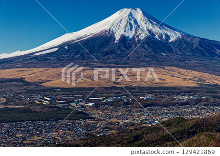 從忍野/輕戶山地區看到的冬季富士山 129421869