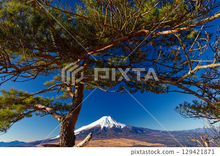 Mt. Fuji and Oshino village in winter seen from the descent of Mt. Karome 129421871