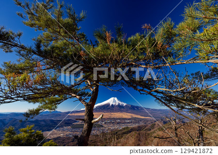 Mt. Fuji and Oshino village in winter seen from the descent of Mt. Karome 129421872