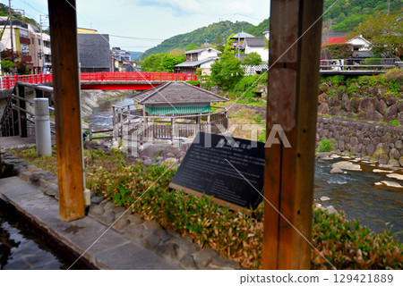 Image of Shuzenji Onsen in Izu, Chubu region, Tokko-no-yu seen from Kawara-yu, Katsura River and the red bridge, Shuzenji, Izu City, Shizuoka Prefecture (1) 129421889