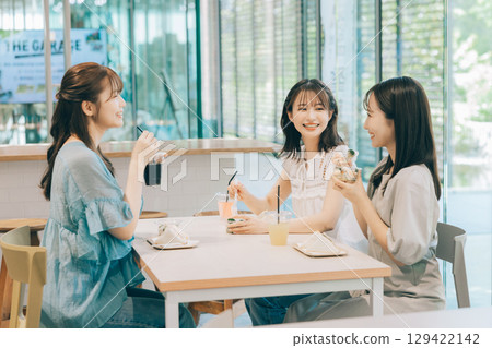 Three women having lunch at a cafe 129422142