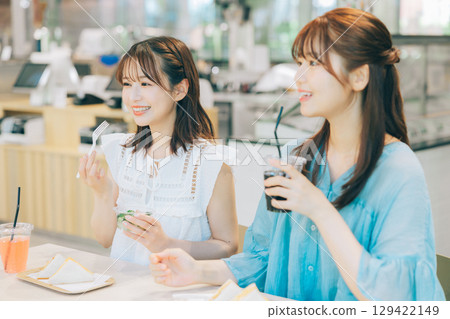 一個女人在一家咖啡館吃午餐 129422149